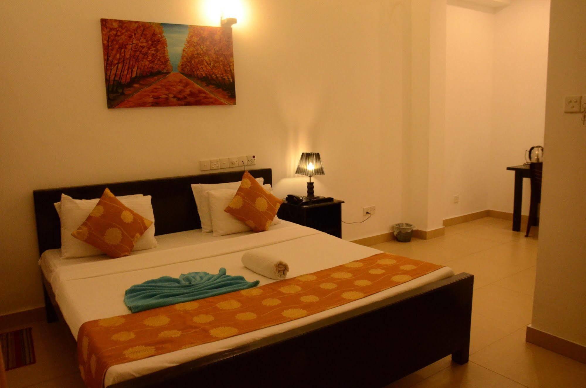 Beverly Hills Hotel Dehiwala-Mount Lavinia Exterior photo