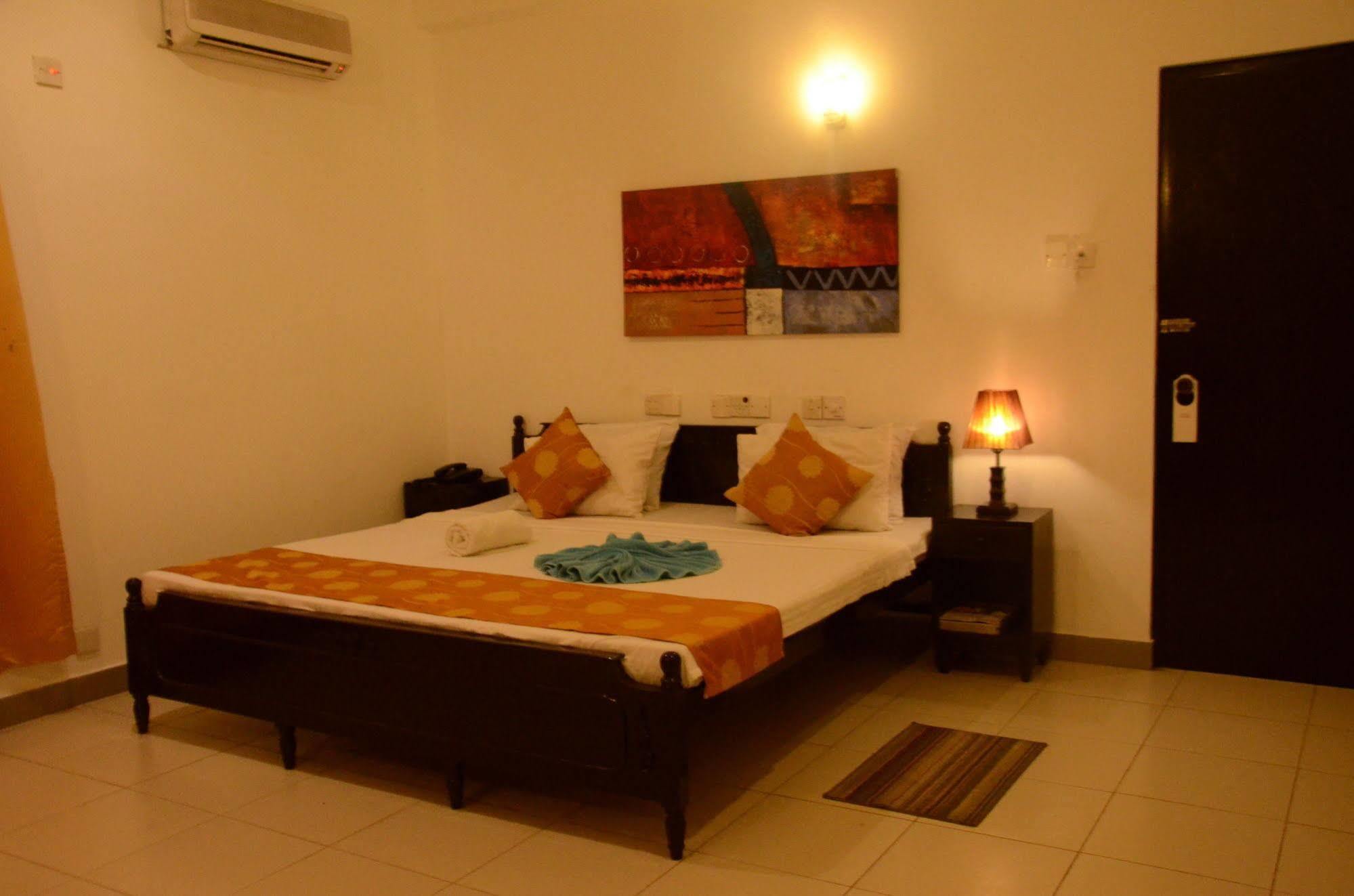 Beverly Hills Hotel Dehiwala-Mount Lavinia Exterior photo